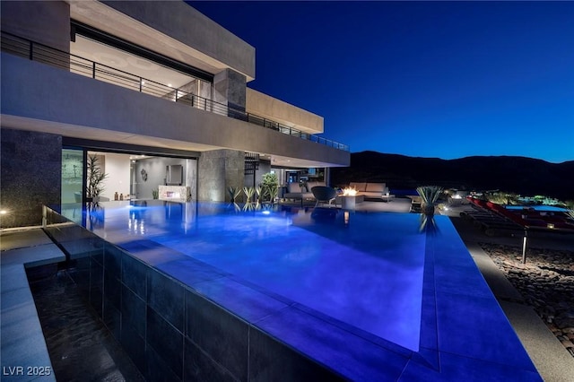 811 Magnum Cliff Ct, Henderson, NV 89012 - pool at night featuring an infinity pool
