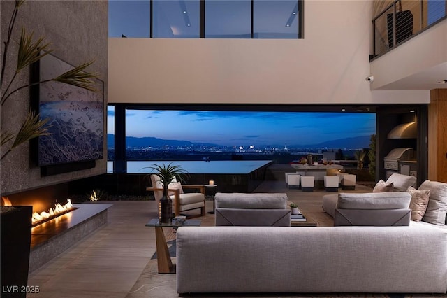 811 Magnum Cliff Ct, Henderson, NV 89012 - living room featuring a towering ceiling