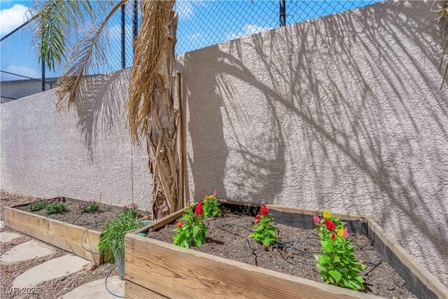 2595 Aviv Ct, Las Vegas, NV 89121 - view of side of property featuring stucco siding and a vegetable garden