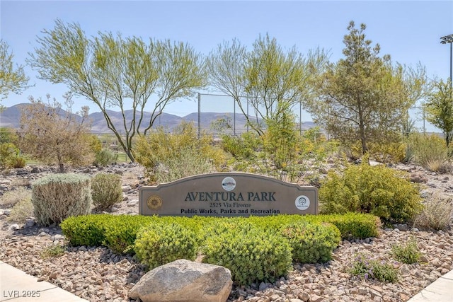 community / neighborhood sign featuring a mountain view