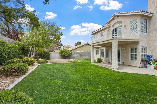 3295 Cooper Creek Dr, Henderson, NV 89074 - view of yard featuring a patio, a fenced backyard, and a balcony