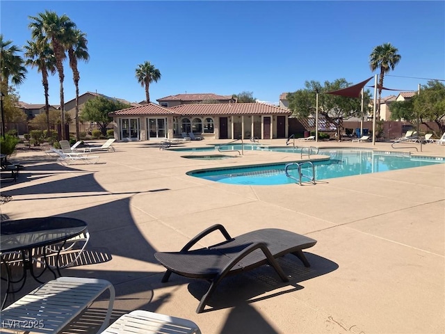 1139 Via Partito, Henderson, NV 89052 - community pool with a patio and a community hot tub