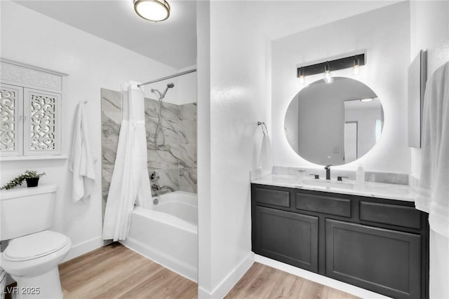 full bath with baseboards, wood finished floors, toilet, and shower / bath combo with shower curtain