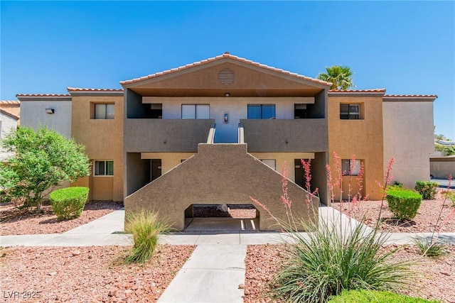 view of front facade featuring stucco siding