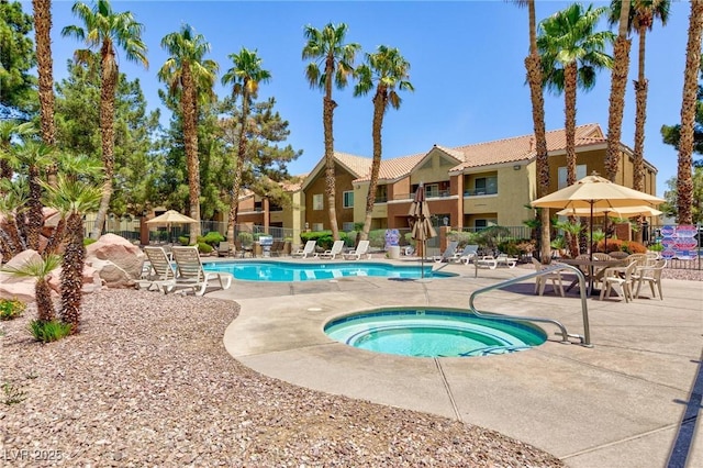2120 Ramrod Ave Unit 513, Henderson, NV 89014 - community pool featuring a community hot tub, fence, and a patio area