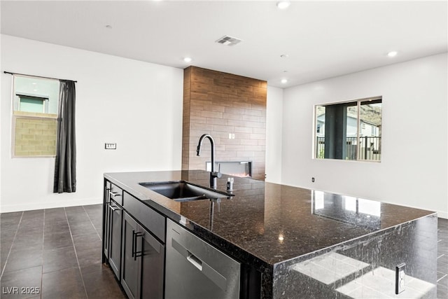 kitchen with visible vents, a center island with sink, dishwasher, a sink, and recessed lighting