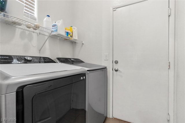 washroom featuring washing machine and clothes dryer