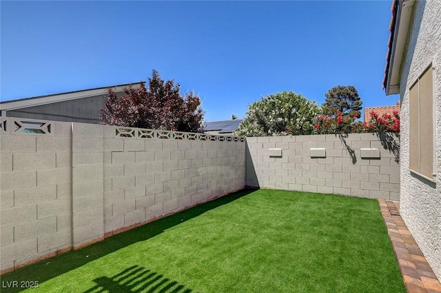 view of yard featuring a fenced backyard