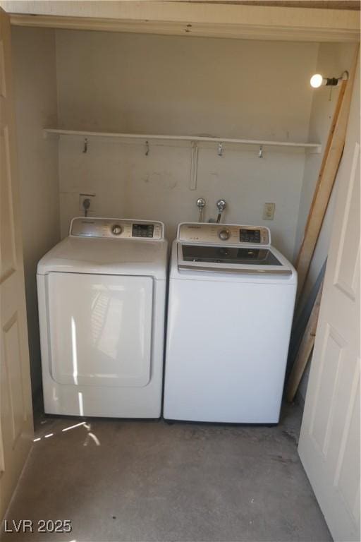 washroom with laundry area and washer and clothes dryer