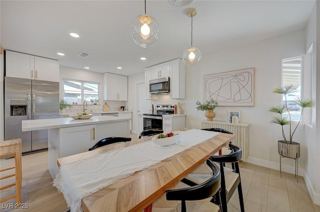 dining space featuring recessed lighting, baseboards, and visible vents