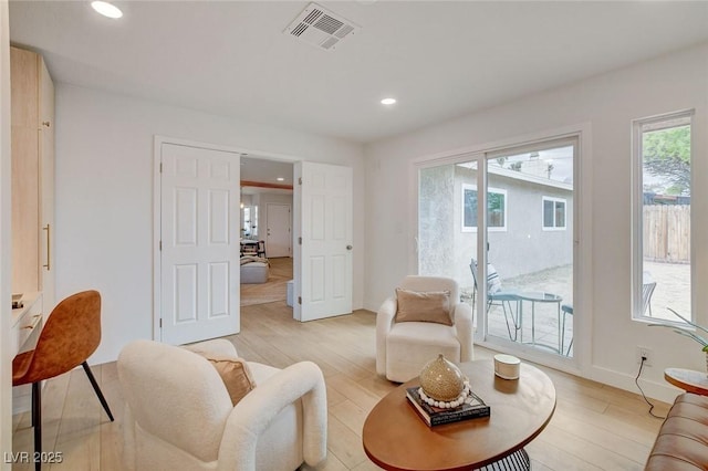 living area with visible vents, recessed lighting, baseboards, and light wood-type flooring