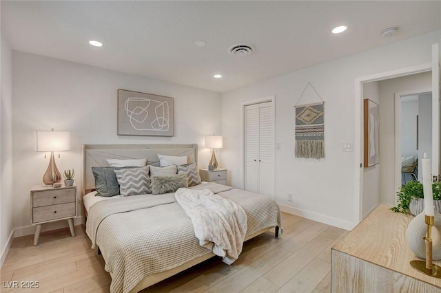 bedroom featuring visible vents, recessed lighting, light wood finished floors, and baseboards