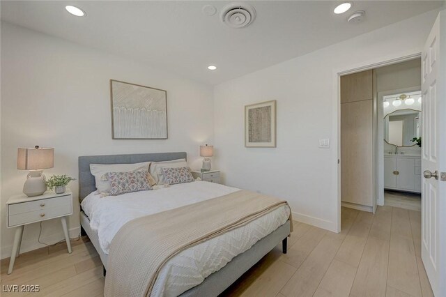 bedroom featuring light wood-style floors, baseboards, recessed lighting, and visible vents