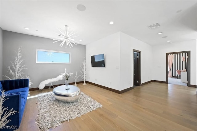 living area featuring an inviting chandelier, recessed lighting, baseboards, light wood-type flooring, and visible vents