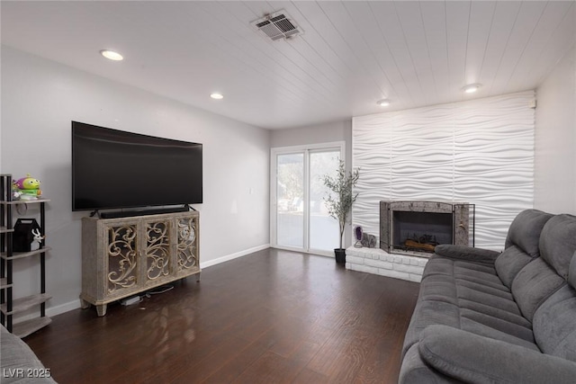 living room with recessed lighting, baseboards, visible vents, and wood finished floors