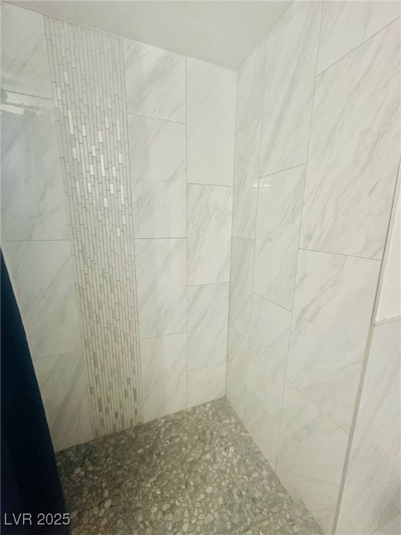 bathroom featuring tiled shower