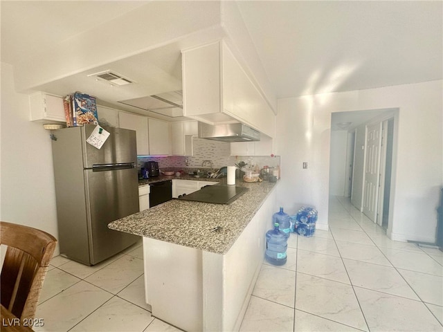 kitchen featuring a sink, a peninsula, under cabinet range hood, visible vents, and black appliances