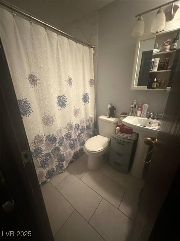 full bathroom featuring tile patterned flooring, a sink, a shower with shower curtain, and toilet