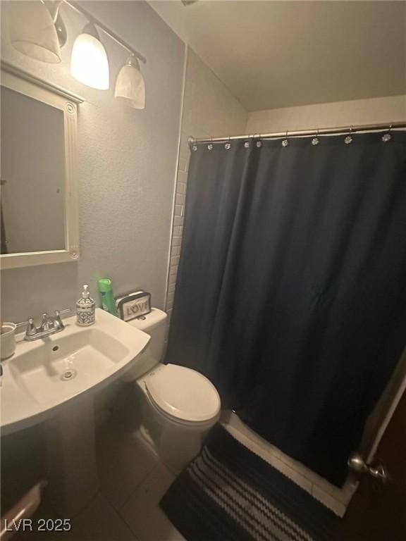 full bathroom featuring a sink, toilet, and a shower with curtain