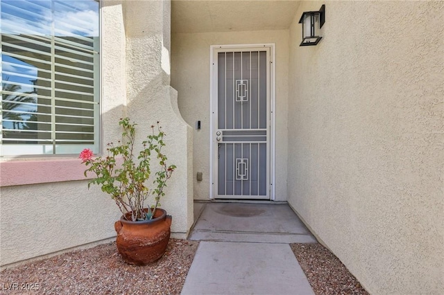 view of exterior entry with stucco siding