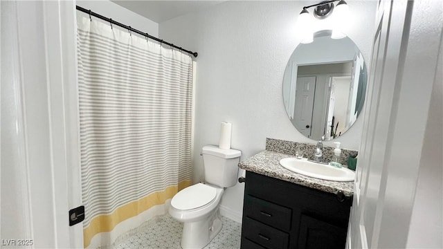 full bath featuring toilet, baseboards, a shower with shower curtain, and vanity