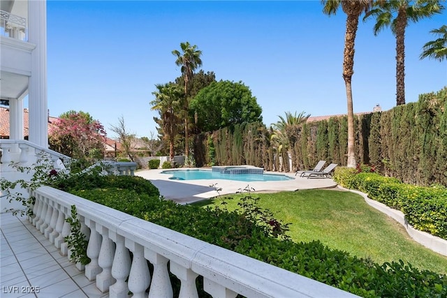 view of pool with a yard and a pool with connected hot tub