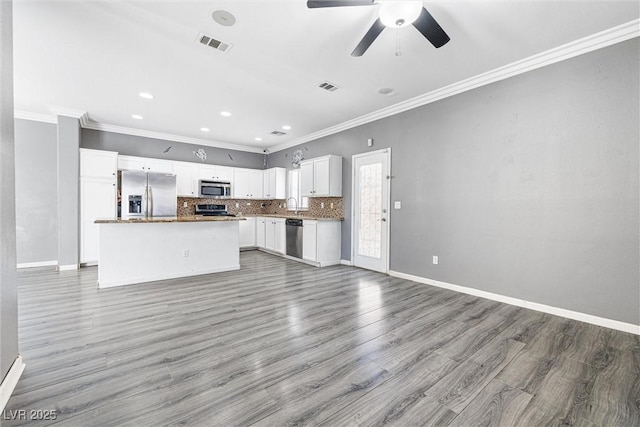 kitchen featuring stainless steel appliances, ceiling fan, visible vents, and ornamental molding
