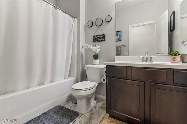 full bathroom featuring toilet, baseboards, shower / bath combo with shower curtain, and vanity