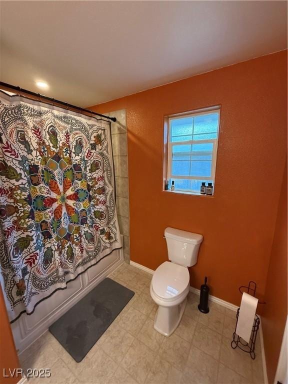 1409 Mill St, Ely, NV 89301 - full bathroom featuring baseboards, toilet, and a shower with curtain