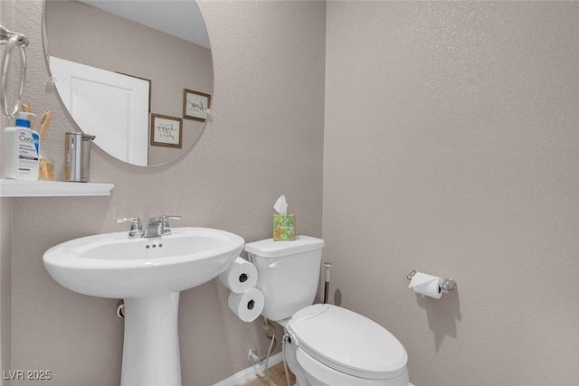 946 Belton Lake Ave, North Las Vegas, NV 89086 - half bath featuring toilet, baseboards, and a sink