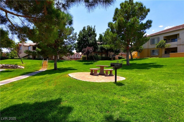 1608 Sussex St Unit 204, Las Vegas, NV 89144 - surrounding community featuring a lawn