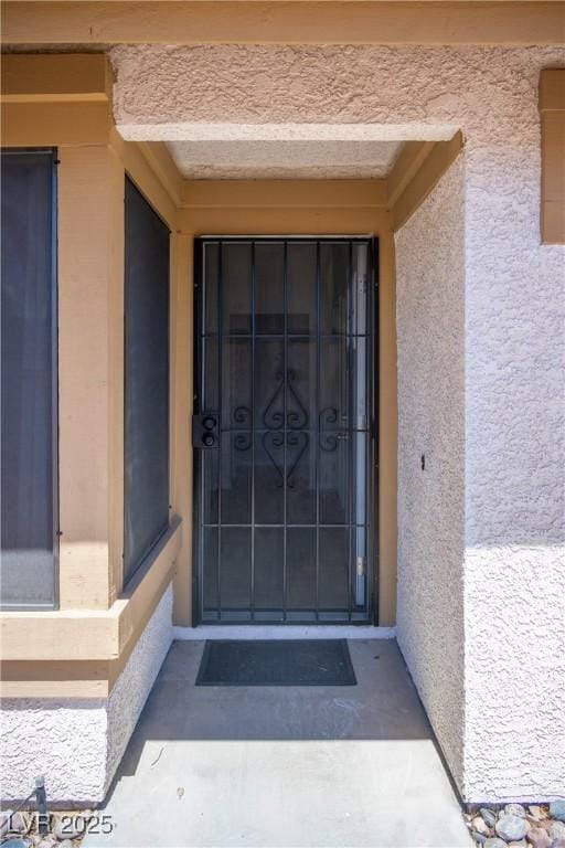 view of exterior entry with stucco siding