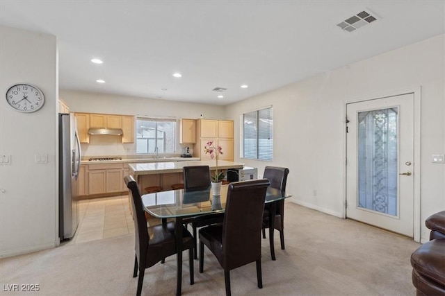 dining area featuring baseboards, light carpet, recessed lighting, and visible vents