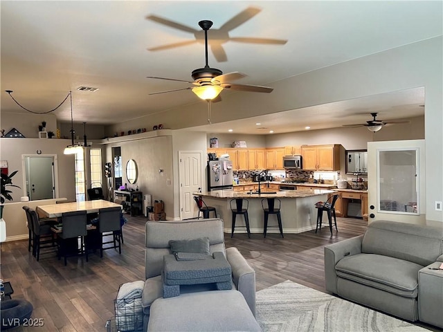 living room with recessed lighting, a ceiling fan, dark wood-style floors, and visible vents