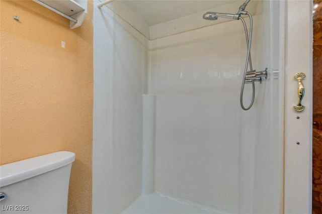 516 Delfern Ln, Las Vegas, NV 89169 - bathroom featuring a walk in shower and toilet