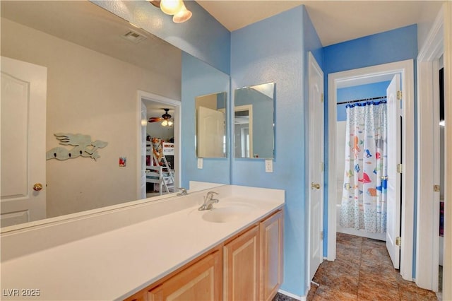 full bath with visible vents, a ceiling fan, a shower with shower curtain, and vanity