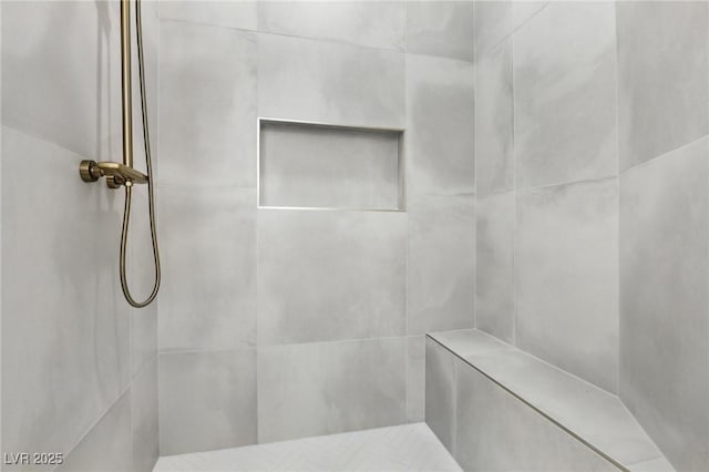 full bathroom featuring a tile shower