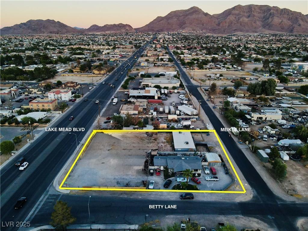 5320 Meikle Ln, Las Vegas, NV 89156 - birds eye view of property featuring a mountain view