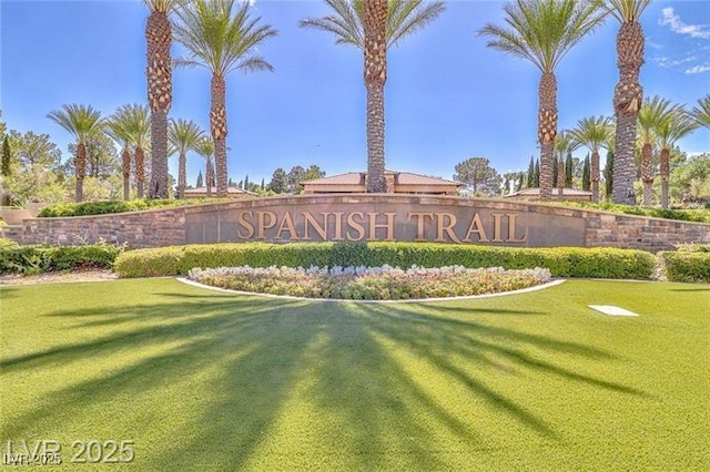 community / neighborhood sign featuring a yard