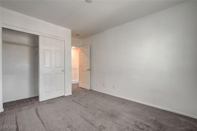 unfurnished bedroom featuring a closet, baseboards, and carpet flooring