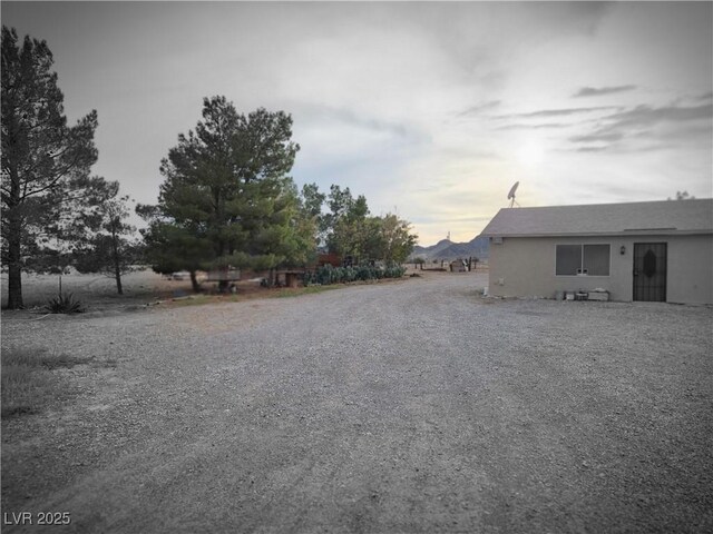 view of yard with gravel driveway