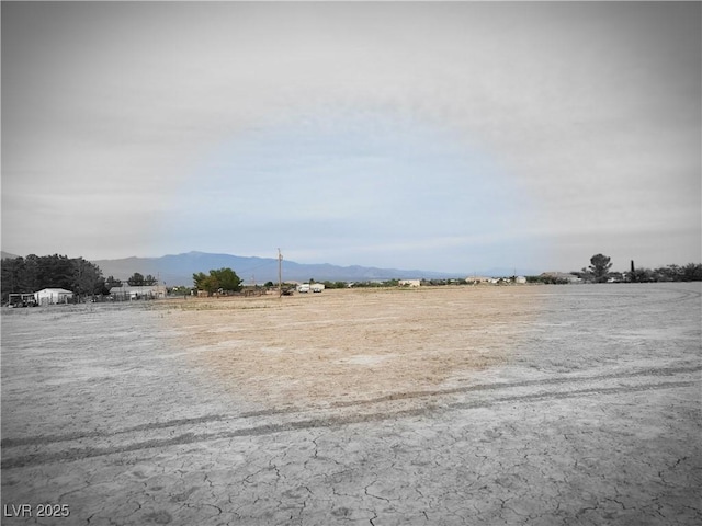 view of yard featuring a mountain view