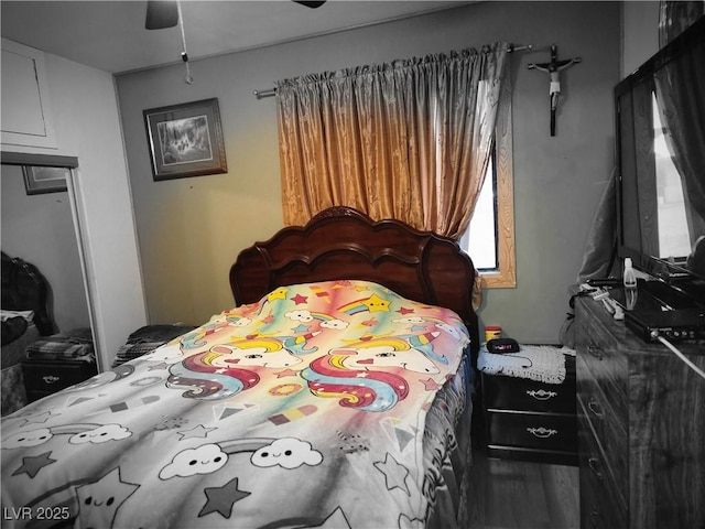 bedroom featuring a ceiling fan