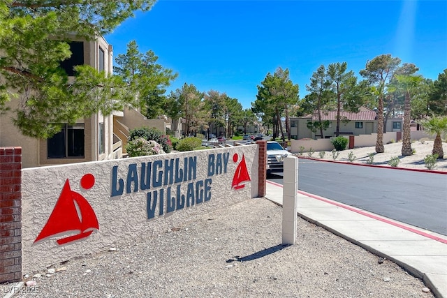 community sign featuring a residential view