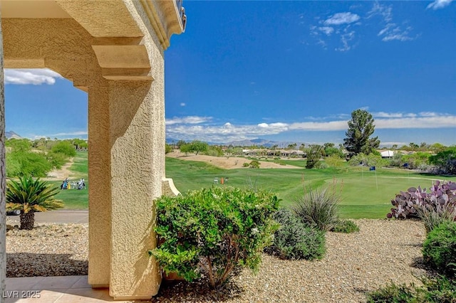 view of yard featuring golf course view