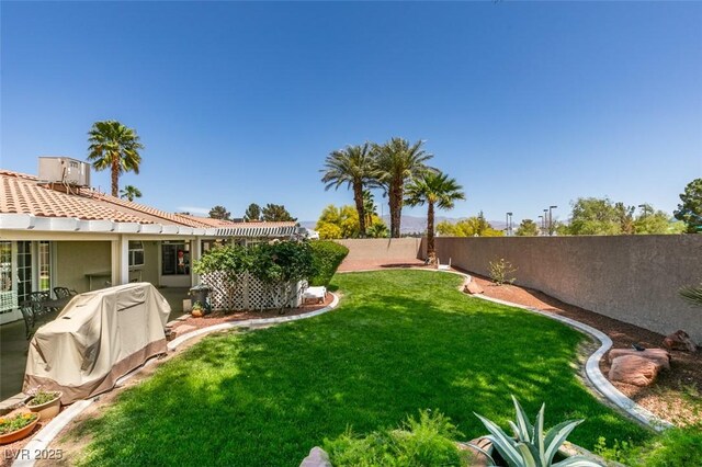 view of yard featuring a fenced backyard