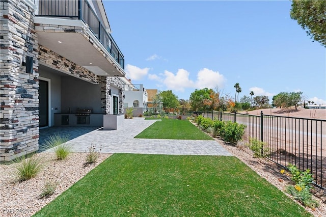 8721 Robinson Ridge Dr, Las Vegas, NV 89117 - fenced backyard featuring exterior kitchen and a patio