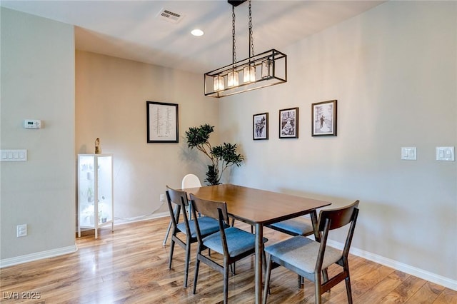 dining room featuring an inviting chandelier, visible vents, baseboards, light wood-style floors, and recessed lighting