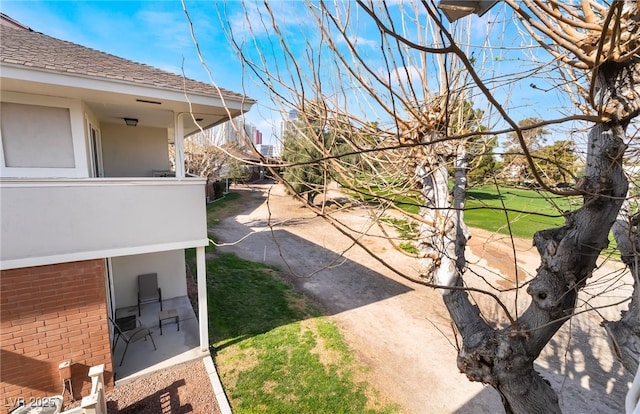 view of yard with a balcony