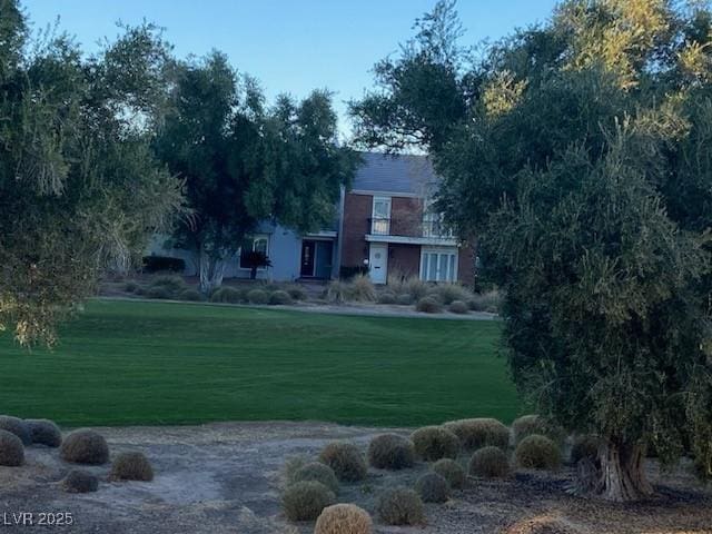 view of home's community featuring a lawn